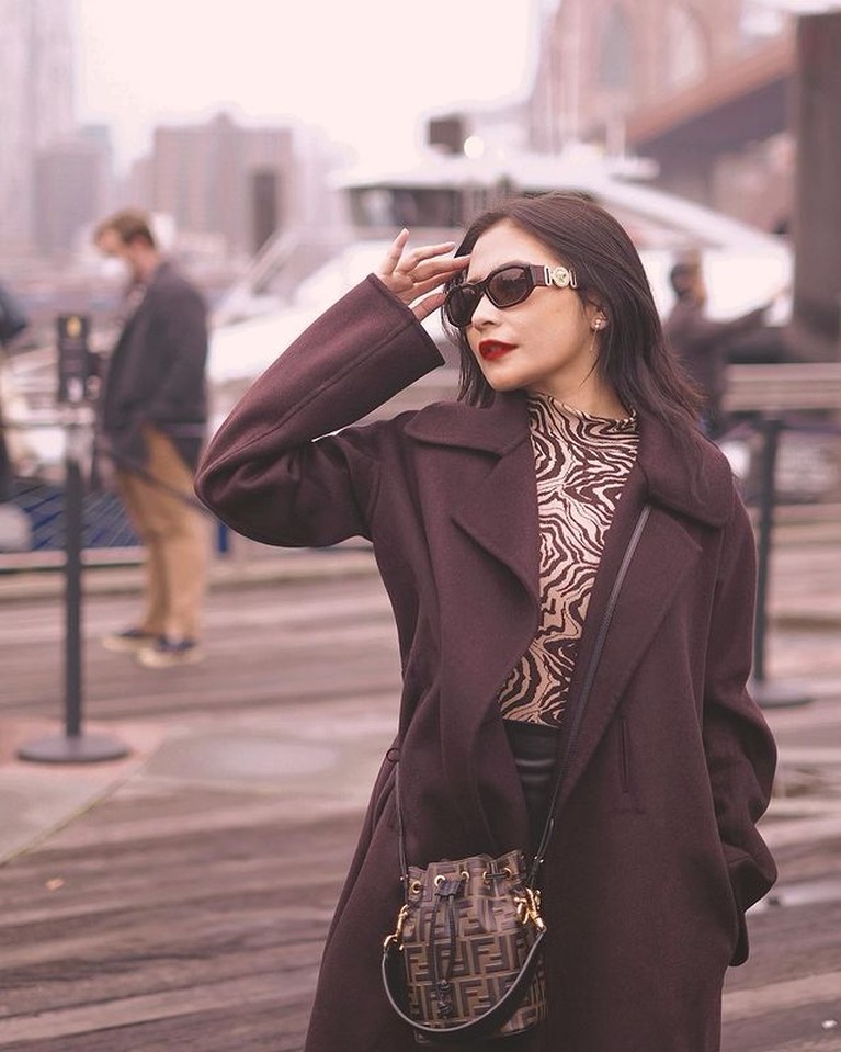 7 Potret OOTD Prilly Latuconsina Prilly Latuconsina tengah menikmati liburan di Amerika dengan style mix and match yang curi perhatian. Yuk intip!
