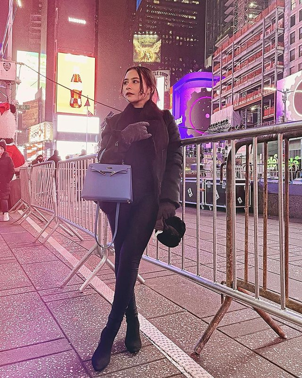 Prilly Latuconsina tengah menikmati liburan di Amerika dengan style mix and match yang curi perhatian&period; Yuk intip&excl;