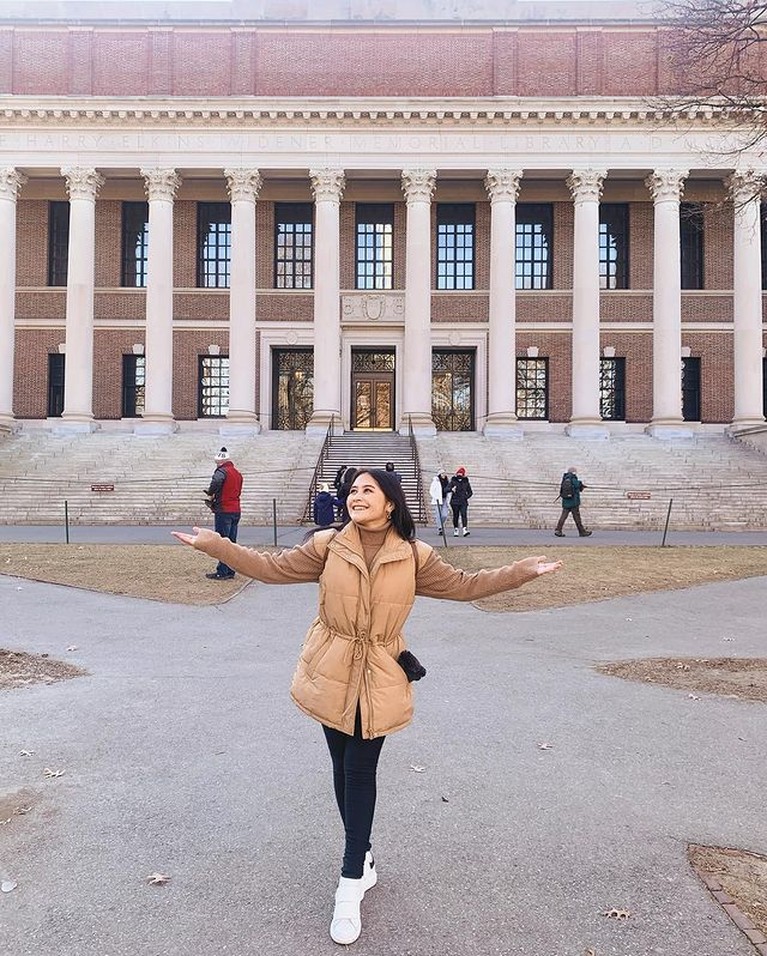 7 Potret OOTD Prilly Latuconsina Prilly Latuconsina tengah menikmati liburan di Amerika dengan style mix and match yang curi perhatian. Yuk intip!