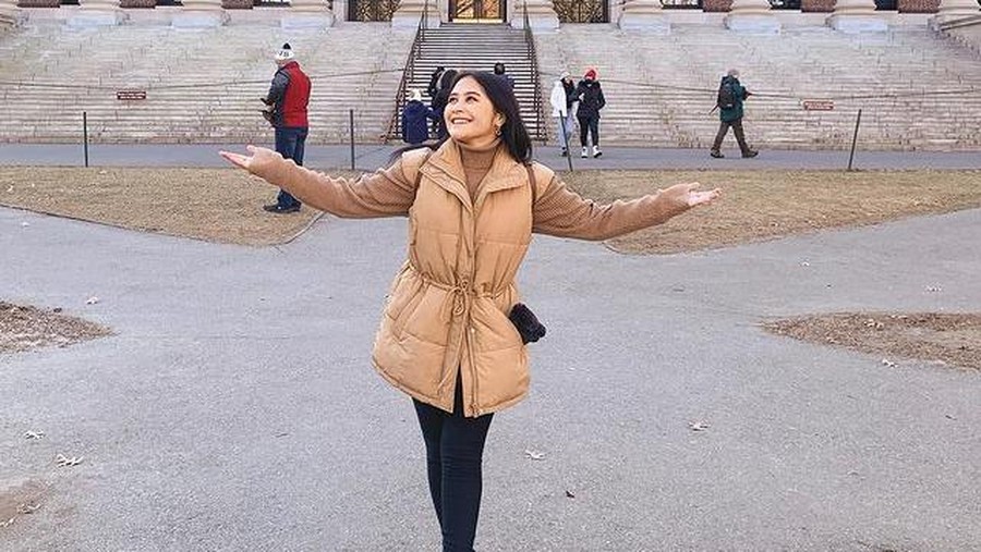 Prilly Latuconsina tengah menikmati liburan di Amerika dengan style mix and match yang curi perhatian. Yuk intip!