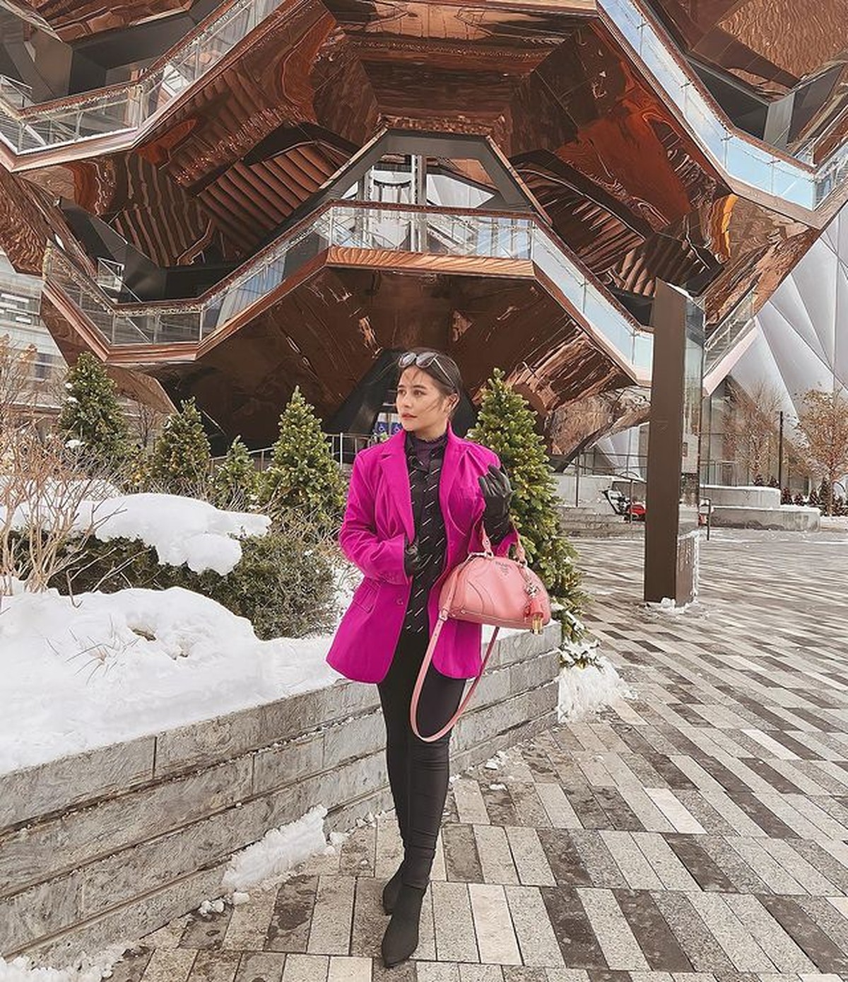 Prilly Latuconsina tengah menikmati liburan di Amerika dengan style mix and match yang curi perhatian&period; Yuk intip&excl;