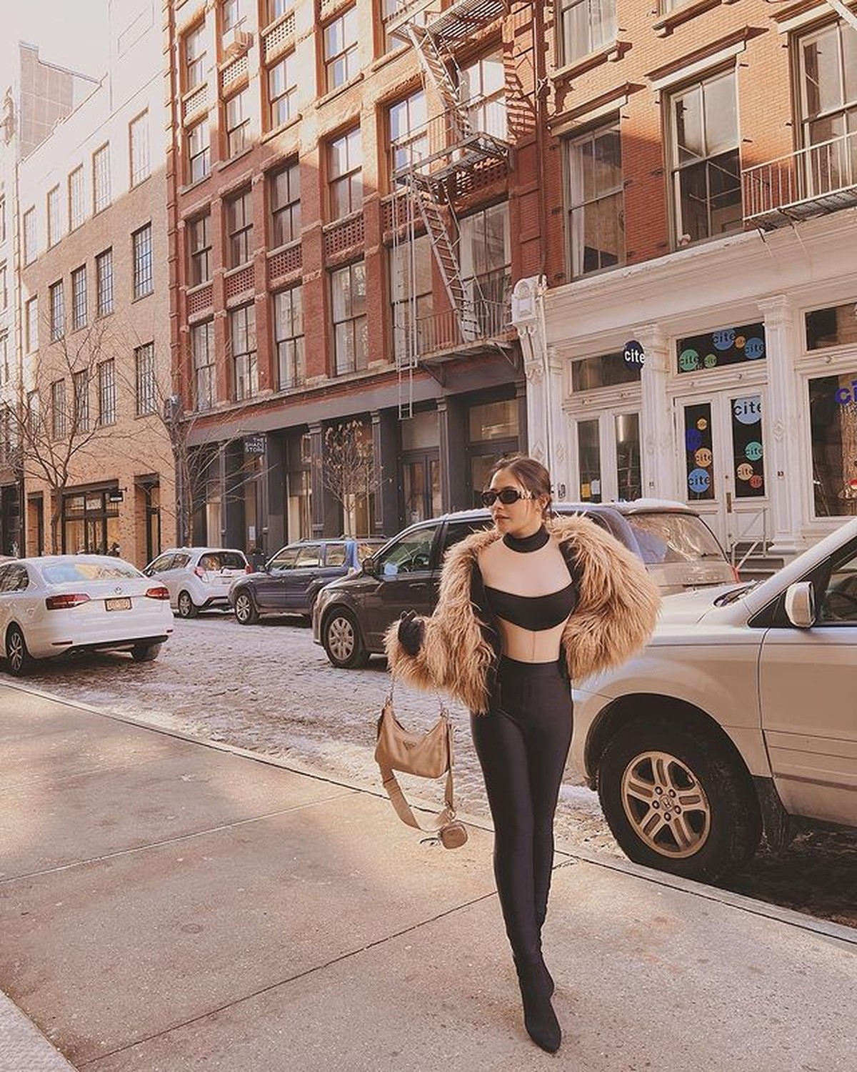 Prilly Latuconsina tengah menikmati liburan di Amerika dengan style mix and match yang curi perhatian&period; Yuk intip&excl;