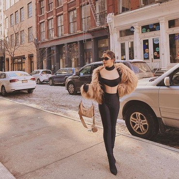 7 OOTD Mix & Match Ala Prilly Latuconsina Saat Liburan di Amerika