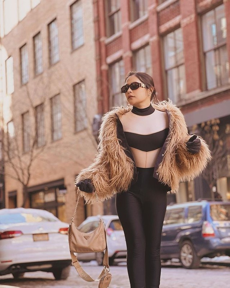 7 Potret OOTD Prilly Latuconsina Prilly Latuconsina tengah menikmati liburan di Amerika dengan style mix and match yang curi perhatian. Yuk intip!