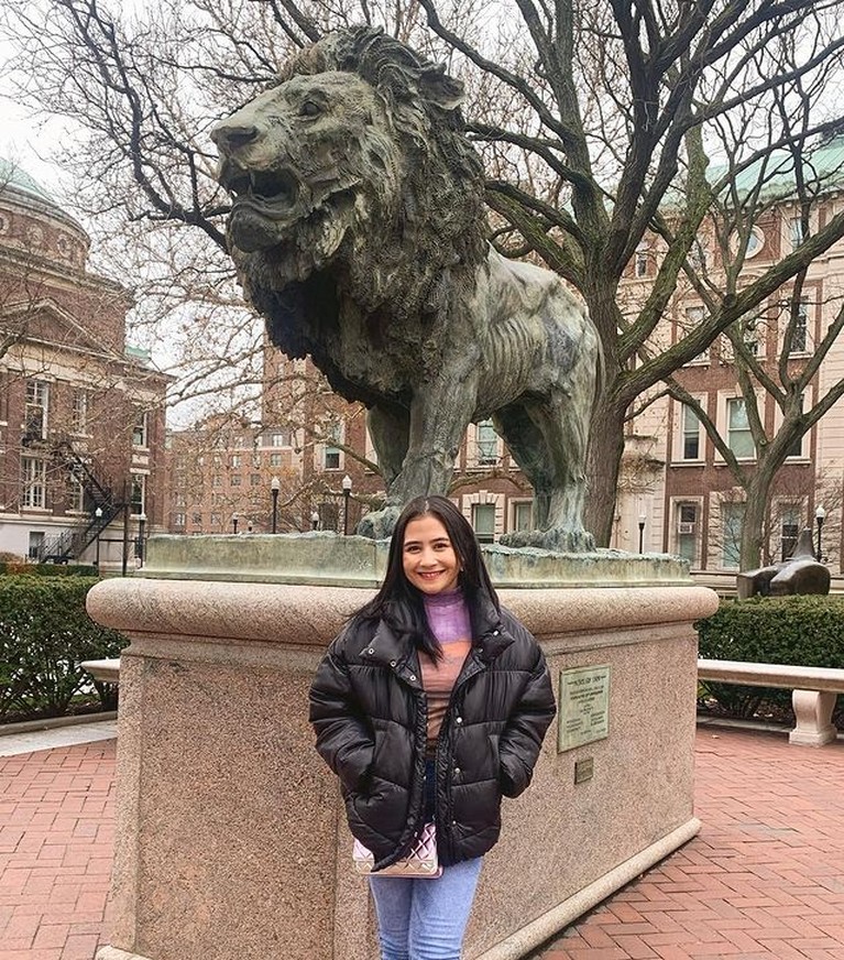 7 Potret OOTD Prilly Latuconsina Prilly Latuconsina tengah menikmati liburan di Amerika dengan style mix and match yang curi perhatian. Yuk intip!