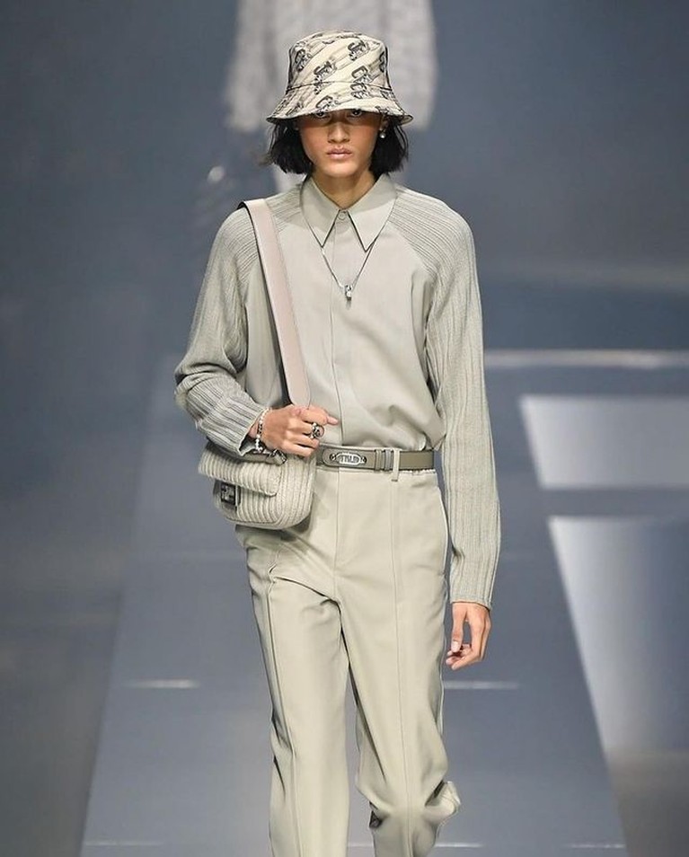 Model asal Surabaya bernama Rizal Rama berhasil tampil di Milan Fashion Week bikin bangga Indonesia. Yuk intip potretnya!