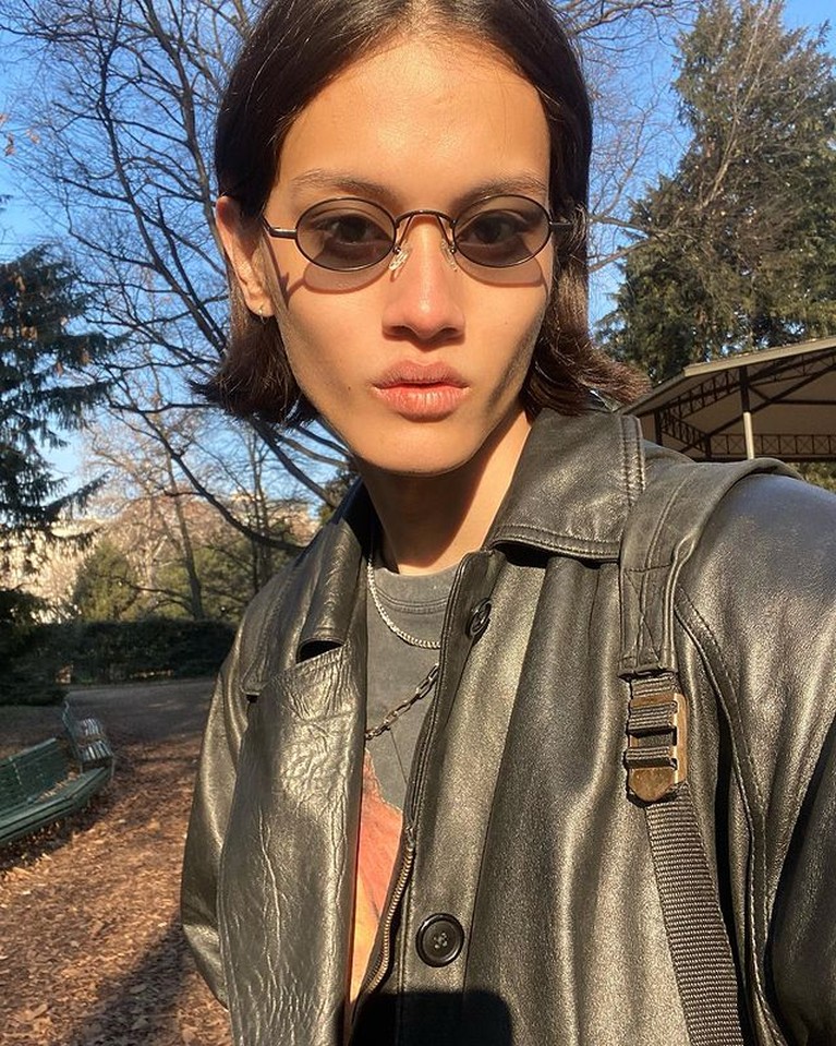 Model asal Surabaya bernama Rizal Rama berhasil tampil di Milan Fashion Week bikin bangga Indonesia. Yuk intip potretnya!