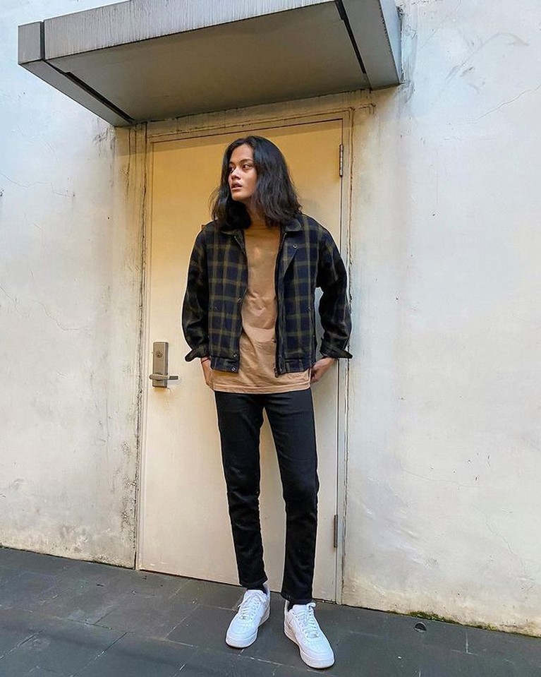 Model asal Surabaya bernama Rizal Rama berhasil tampil di Milan Fashion Week bikin bangga Indonesia. Yuk intip potretnya!