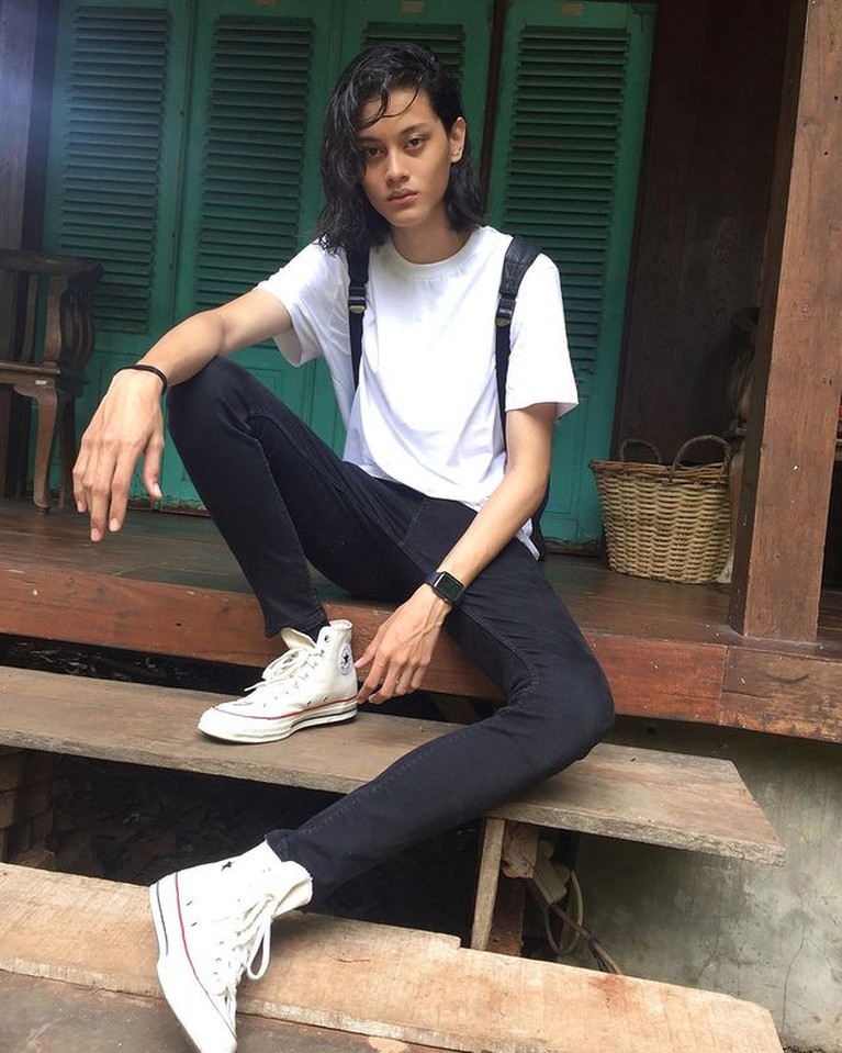 Model asal Surabaya bernama Rizal Rama berhasil tampil di Milan Fashion Week bikin bangga Indonesia. Yuk intip potretnya!