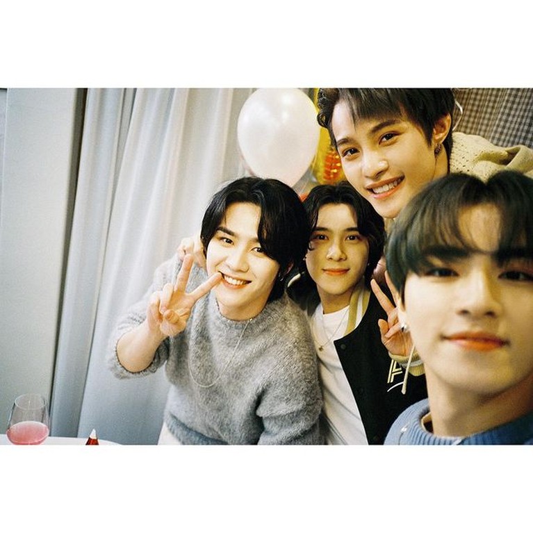 7 Potret WayV Rayakan Debut ke-3 Beranggotakan tujuh orang yang berasal dari beberapa negara Asia lain membuat grup mereka ini spesial.