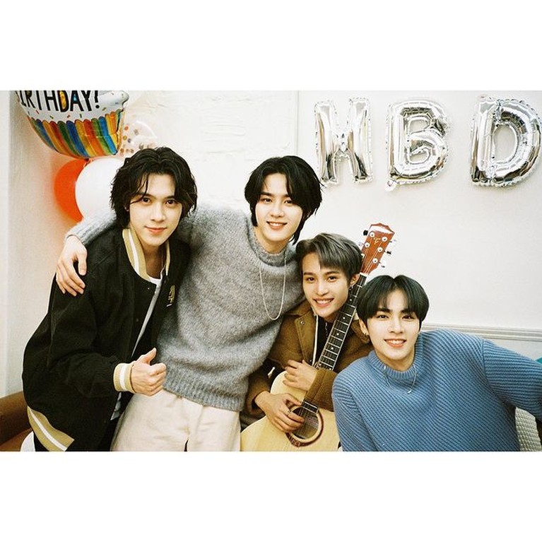 7 Potret WayV Rayakan Debut ke-3 Beranggotakan tujuh orang yang berasal dari beberapa negara Asia lain membuat grup mereka ini spesial.