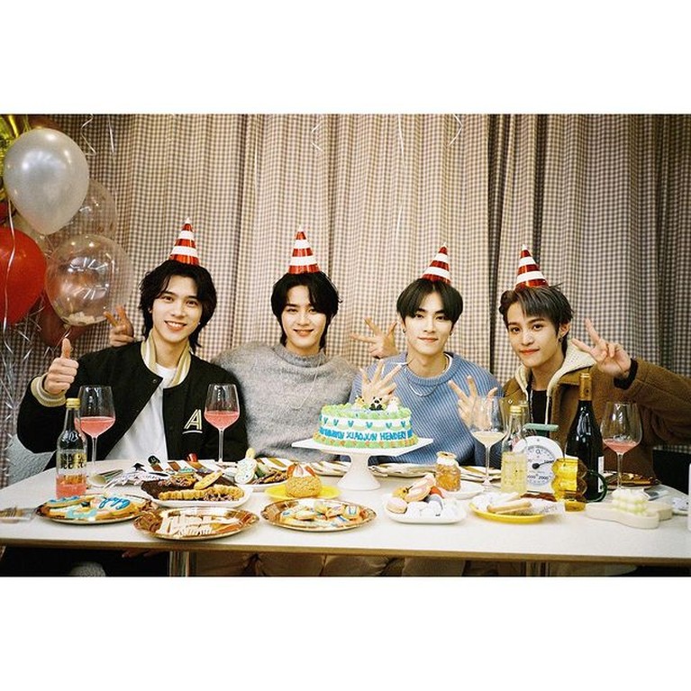 7 Potret WayV Rayakan Debut ke-3 Beranggotakan tujuh orang yang berasal dari beberapa negara Asia lain membuat grup mereka ini spesial.