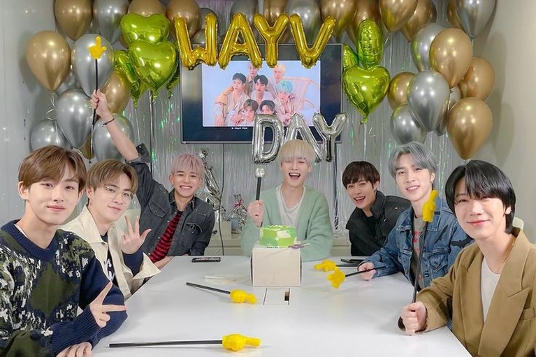 7 Potret WayV Rayakan Debut yang ke-3th WayV sub unit NCT baru saya merayakan ulang tahun grup mereka yang ke-3. Yuk intip potret kompak mereka!