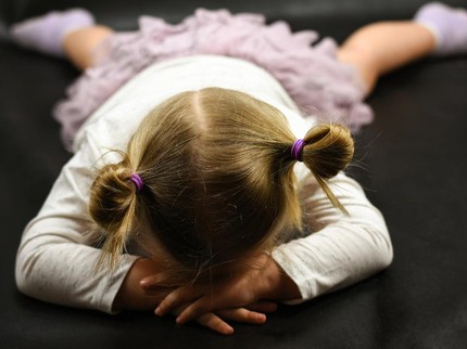 5 Cara Tenangkan Si Kecil saat Tantrum di Tempat Umum, Coba Peluk Dulu Bun