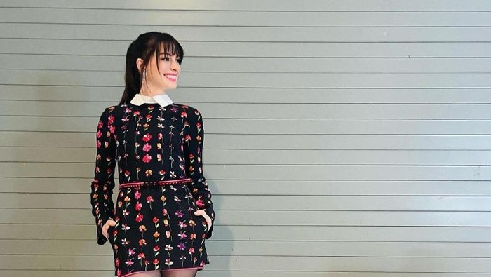 Gaya Anne Hathaway dengan Poni dan Gaun Pendek, Awet Muda bak Andy Sachs di 