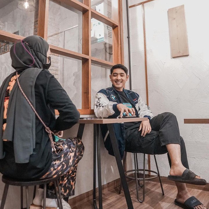 <p>Anak semata wayang mereka diberi nama Ibrahim Jalal Ad Din Rumi. Ia lahir pada 2019 silam. (Foto: Instagram @arya.saloka)</p>