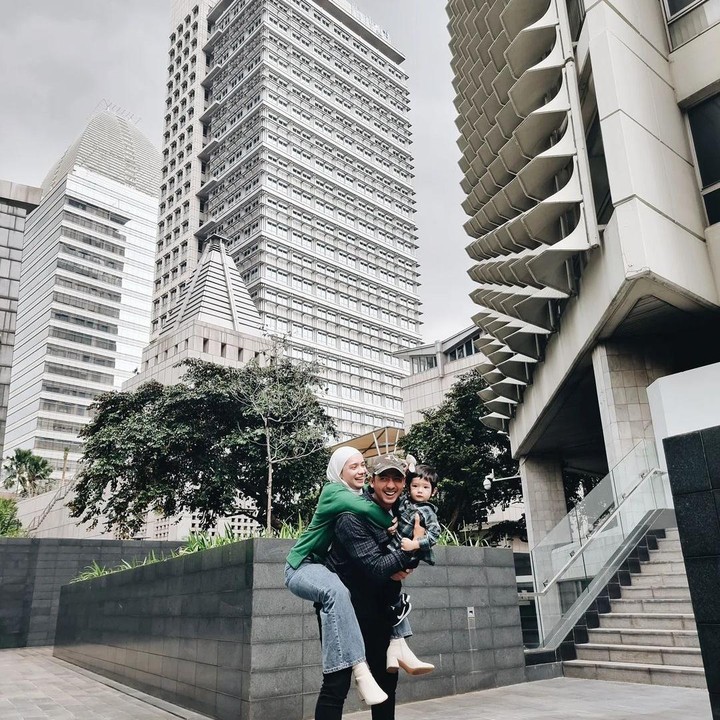 <p>Meski begitu, pasangan yang jauh dari gosip miring ini selalu berhasil menarik perhatian dari potret-potret yang keduanya unggah di media sosial masing-masing. (Foto: Instagram @anneofficial)</p>
