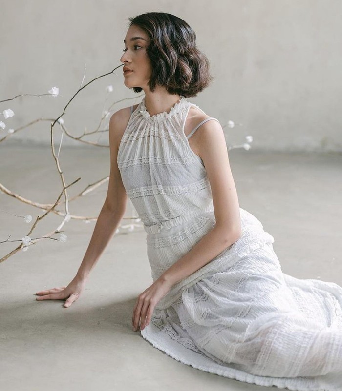 Tampil menawan bak seorang putri, Jean tampak menawan memakai halter dress putih dengan aksen ruffle pada bagian kerah. (Foto: Instagram.com/jeannetasfdl)