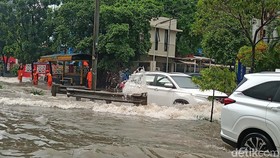 Jalan Raya Sawangan Depok Banjir, Sempat Picu Macet Panjang