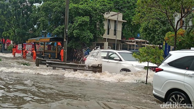 Banjir diakibatkan deras yang terjadi pada Rabu (18/5) dini hari. Namun, saat ini air mulai sedikit surut.