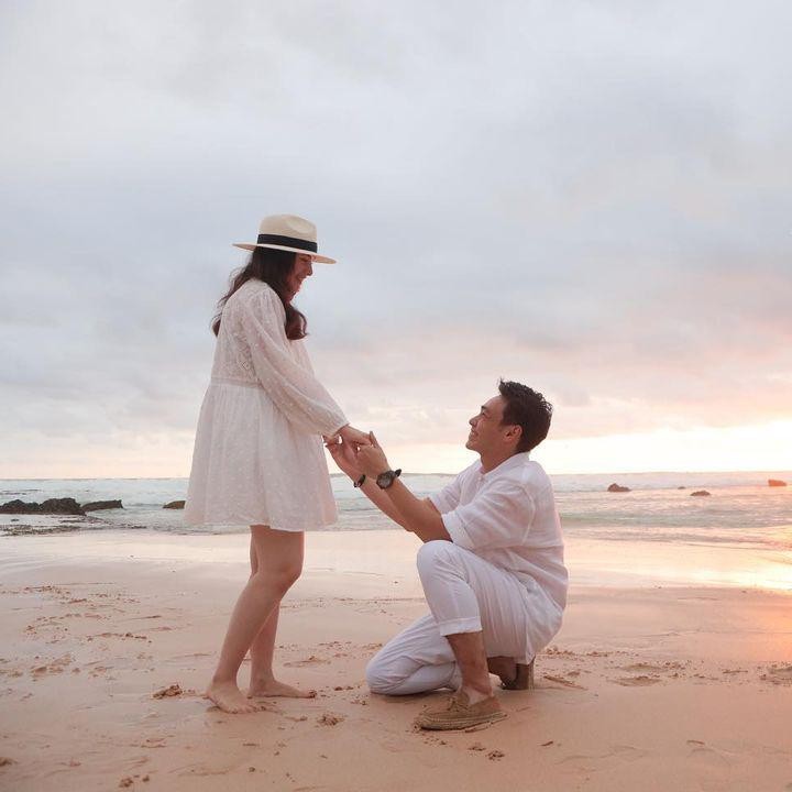 <p>Di hari ke-1.000 keduanya berpacaran, Rob memutuskan untuk melamar Chelsea dan memintanya untuk melewati 1.000 kehidupan bersama-sama. Romantis banget, ya.  (Foto: Instagram: @robclintonkardinal)</p>
