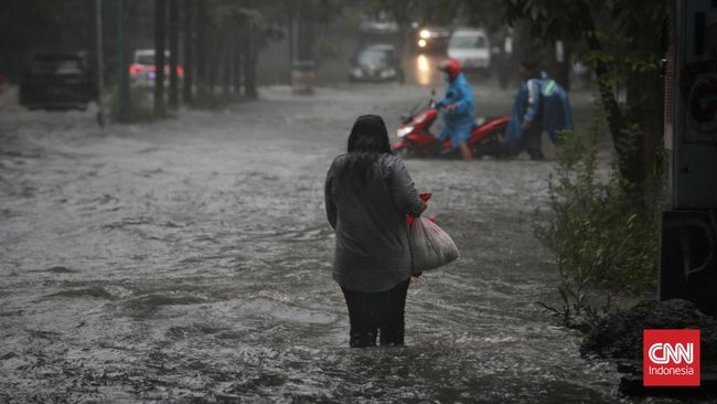 Banjir melanda Kebumen usai hujan lebat mengguyur tiga kecamatan. Sungai meluap dan menggenangi pemukiman warga dengan tinggi muka air mencapai 30-150 cm.