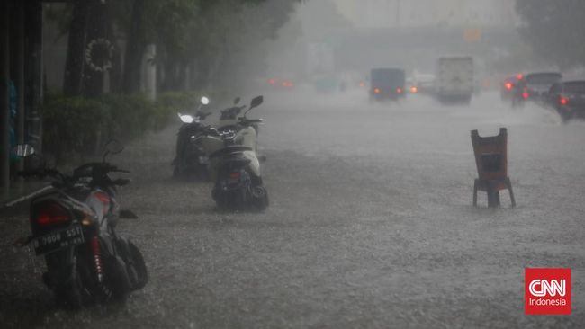 Sejumlah wilayah di Jakarta diguyur hujan deras disertai angin kencang. Beberapa wilayah lainnya berawan hingga hujan dengan intensitas ringan.