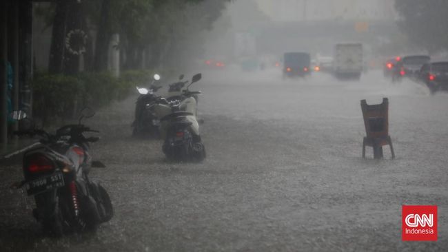 Hujan Lebat Disertai Petir Diprediksi Guyur DKI Jakarta Hari Ini DKI Jakarta dan sekitarnya diprediksi akan diterjang hujan lebat disertai petir dan angin kencang pada Minggu (23/1).
