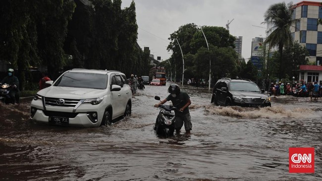 Ada sejumlah model mobil dengan ground clearance tinggi untuk menerobos banjir.