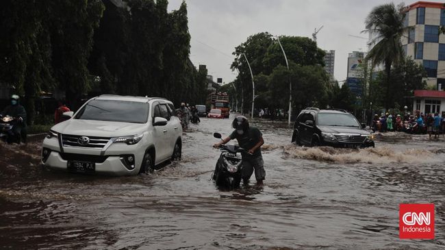 Pilihan MPV dan SUV Ground Clearence Tinggi Hadapi Banjir Ada sejumlah model mobil dengan ground clearance tinggi untuk menerobos banjir.