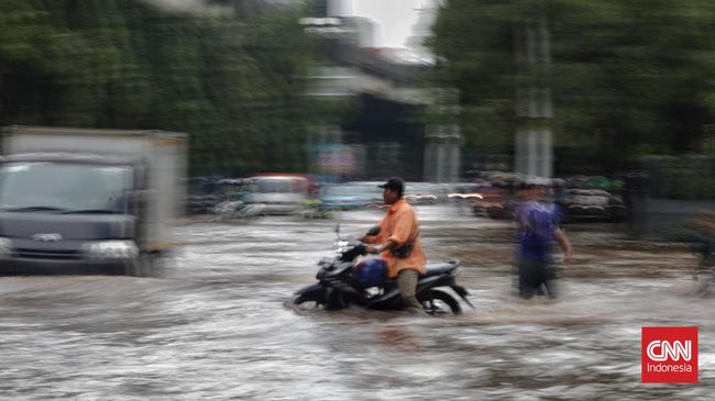 Wilayah yang terendam banjir tersebar di Jakarta Selatan hingga Jakarta Timur usai hujan deras melanda Jakarta.