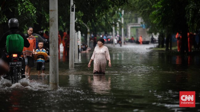 Pemprov DKI Jakarta mencatat 19 titik banjir pada Selasa (18/1). Ketinggian banjir mencapai sekitar 30-40 cm.