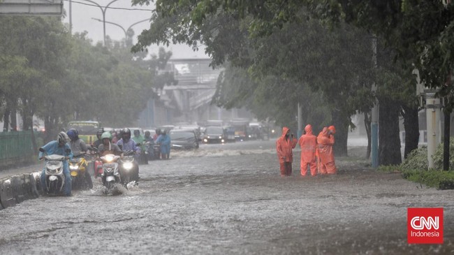 Dari total 31 RT tergenang banjir, sebanyak 20 di antaranya berada di Kelurahan Tegal Alur, Jakarta Barat.