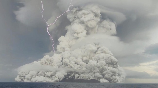 Indonesia memiliki enam gunung berapi bawah laut, dua di antaranya berpotensi membahayakan jika mengalami erupsi.