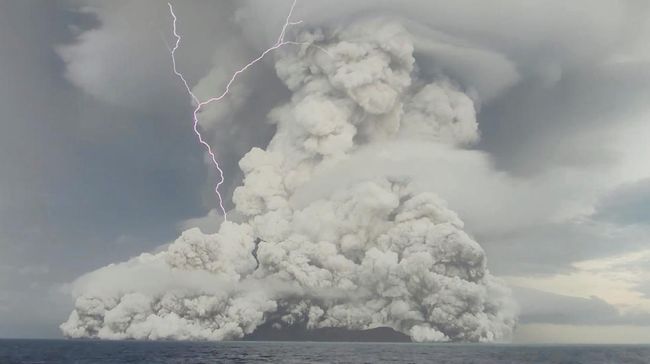 PVMBG Sebut 2 Gunung Api Bawah Laut di RI Potensi Bahaya jika Erupsi Indonesia memiliki enam gunung berapi bawah laut, dua di antaranya berpotensi membahayakan jika mengalami erupsi.