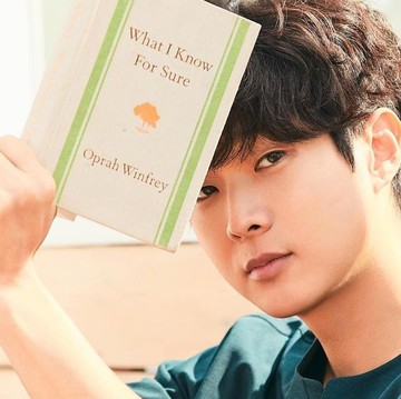 Bikin Penonton Terwooshik-wooshik di 'Our Beloved Summer', Yuk Kenalan sama Aktor Ganteng Choi Woo Shik!