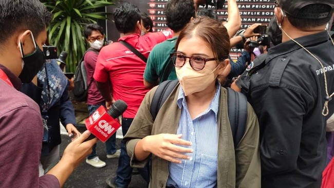 KontraS mengkritik vonis bebas yang dijatuhkan Majelis Hakim Pengadilan Negeri Jakarta Selatan terhadap dua terdakwa pembunuhan anggota Laskar FPI.