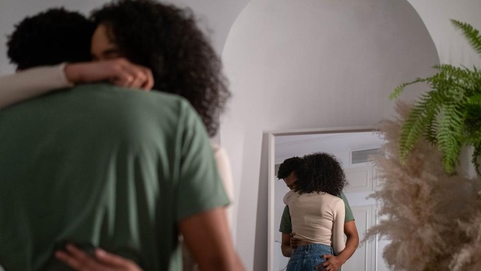 Meletakkan Cermin di Depan Pintu Menurut Hukum Fengshui, Baik atau Buruk?