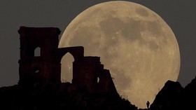 FOTO: Fenomena Alam Bulan 'Serigala' di Inggris