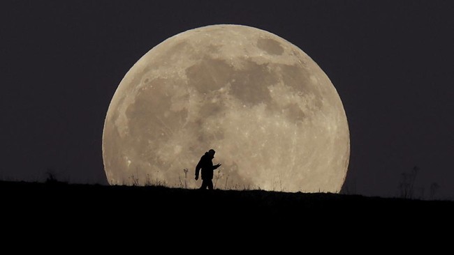 Bulan purnama pertama pada tahun 2025 akan terjadi pada malam ini, Senin (13/1) hingga Selasa (14/1) pagi. Cek jadwalnya di sini.