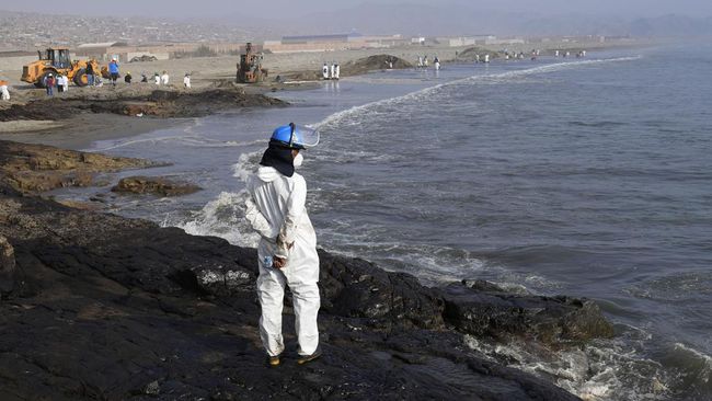 FOTO: Tumpahan Minyak di Pesisir Peru Imbas Erupsi Gunung Api Tonga