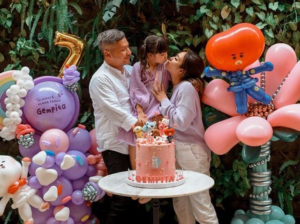 7 Potret Ultah Gempita Putri Gading & Gisel yang Bertema Karakter BTS