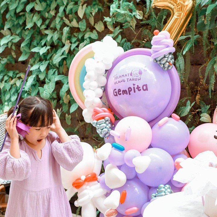 <p>Untuk dekorasi, Gempita juga memilih balon serba ungu yang senada dengan dress ulang tahun. <em>Borahae</em> nih, Army! (Foto: Instagram @gisel_la)</p>