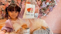 <p>Enggak cuma memakai kue bertema karakter BTS, Gempita juga mempersiapkan suvenir BT21 untuk para tamu yang hadir. (Foto: Instagram @gisel_la)</p>