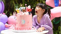 <p>Gading dan Gisella menggelar pesta ulang tahun sederhana untuk putri mereka. Pesta digelar dengan memakai tema BT21, karakter lucu dari boyband Korea Selatan BTS. (Foto: Instagram @gadiiing)</p>