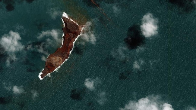 Seorang pria Tonga berenang sekitar 27 jam setelah terseret tsunami akhir pekan lalu. Karena aksinya, Folau dielu-elukan sebagai "Aquaman di kehidupan nyata."