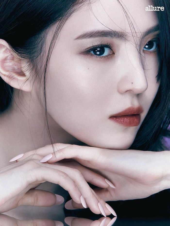 Han So Hee tampil dalam pemotretan kolaborasi Allure Korea dengan Charlotte Tilbury untuk edisi Februari 2022 mendatang. Tak hanya itu, sang aktris sebelumnya juga sudah menjadi muse untuk brand mewah tersebut./ Foto: instagram.com/allurekorea