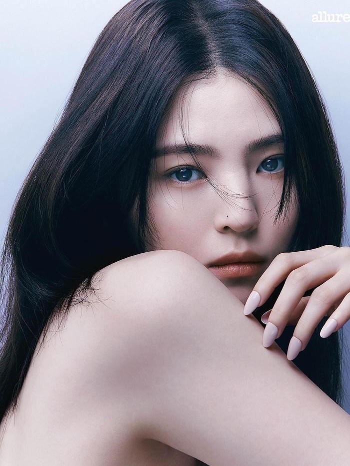 Dalam foto close up, visual Han So Hee terlihat nyaris sempurna, bahkan dengan riasan wajah yang dibuat se-natural mungkin. Nggak heran kalau banyak fans yang langsung terpesona dengannya pada pandangan pertama ya, Beauties./ Foto: instagram.com/allurekorea