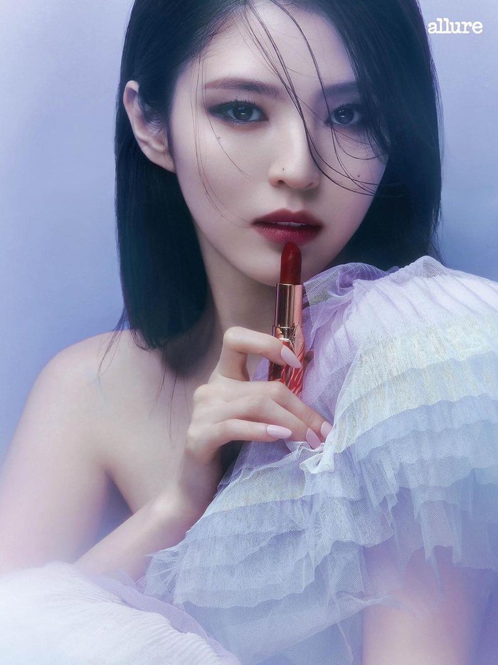 Beralih dengan riasan mata dan bibir yang terlihat bold, Han So Hee juga berpose menggunakan salah satu lipstick keluaran Charlotte Tilbury/ Foto: instagram.com/allurekorea