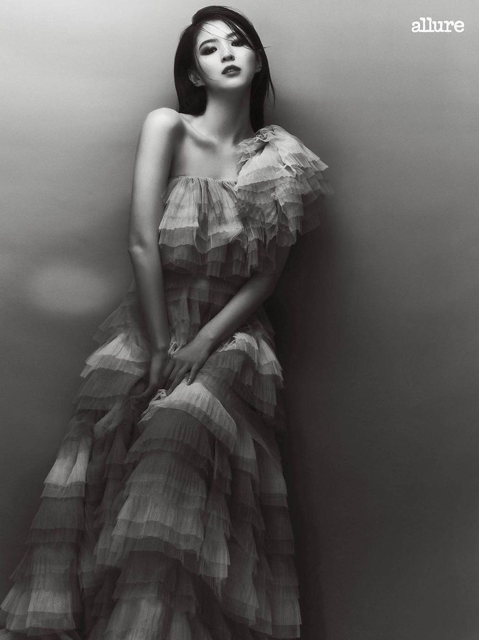 Dalam potret lainnya, Han So Hee terlihat makin classy dengan balutan ruffle dress. Karena potretnya dibuat dengan efek hitam putih, terdapat sentuhan vintage dan klasik yang memancar dari aura sang aktris!/ Foto: instagram.com/allurekorea